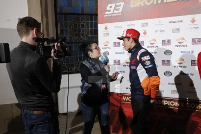 Cervera embogeix amb la celebració dels títols mundials de Marc i Àlex Márquez. Unes dotze mil persones, segons fonts municipals i de la policia local, van deixar petita la ciutat