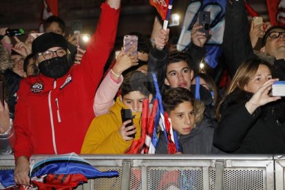 Cervera embogeix amb la celebració dels títols mundials de Marc i Àlex Márquez. Unes dotze mil persones, segons fonts municipals i de la policia local, van deixar petita la ciutat