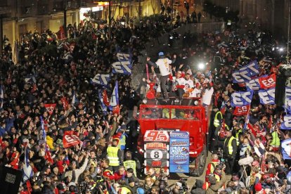 Cervera embogeix amb la celebració dels títols mundials de Marc i Àlex Márquez. Unes dotze mil persones, segons fonts municipals i de la policia local, van deixar petita la ciutat