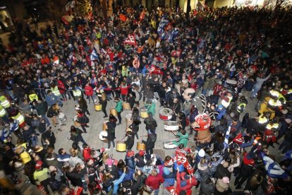 Cervera embogeix amb la celebració dels títols mundials de Marc i Àlex Márquez. Unes dotze mil persones, segons fonts municipals i de la policia local, van deixar petita la ciutat