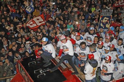Cervera embogeix amb la celebració dels títols mundials de Marc i Àlex Márquez. Unes dotze mil persones, segons fonts municipals i de la policia local, van deixar petita la ciutat