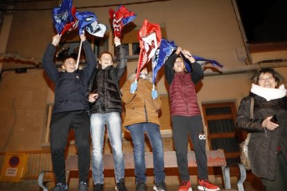 Cervera embogeix amb la celebració dels títols mundials de Marc i Àlex Márquez. Unes dotze mil persones, segons fonts municipals i de la policia local, van deixar petita la ciutat