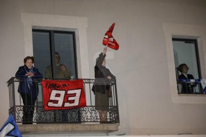Cervera embogeix amb la celebració dels títols mundials de Marc i Àlex Márquez. Unes dotze mil persones, segons fonts municipals i de la policia local, van deixar petita la ciutat