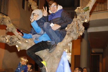 Cervera embogeix amb la celebració dels títols mundials de Marc i Àlex Márquez. Unes dotze mil persones, segons fonts municipals i de la policia local, van deixar petita la ciutat