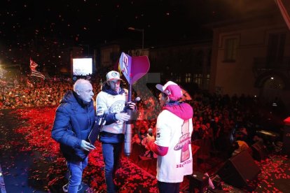 Cervera embogeix amb la celebració dels títols mundials de Marc i Àlex Márquez. Unes dotze mil persones, segons fonts municipals i de la policia local, van deixar petita la ciutat