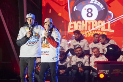 Cervera embogeix amb la celebració dels títols mundials de Marc i Àlex Márquez. Unes dotze mil persones, segons fonts municipals i de la policia local, van deixar petita la ciutat