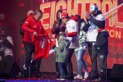 Cervera embogeix amb la celebració dels títols mundials de Marc i Àlex Márquez. Unes dotze mil persones, segons fonts municipals i de la policia local, van deixar petita la ciutat