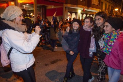 Cervera embogeix amb la celebració dels títols mundials de Marc i Àlex Márquez. Unes dotze mil persones, segons fonts municipals i de la policia local, van deixar petita la ciutat