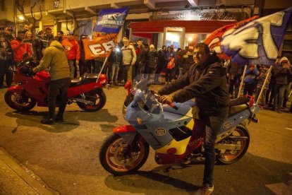 Cervera embogeix amb la celebració dels títols mundials de Marc i Àlex Márquez. Unes dotze mil persones, segons fonts municipals i de la policia local, van deixar petita la ciutat