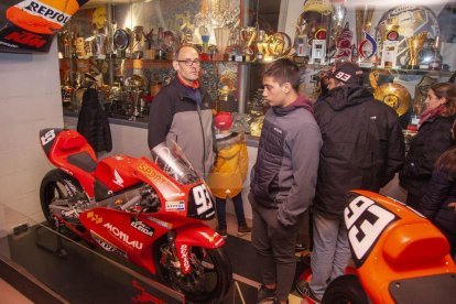 Cervera embogeix amb la celebració dels títols mundials de Marc i Àlex Márquez. Unes dotze mil persones, segons fonts municipals i de la policia local, van deixar petita la ciutat