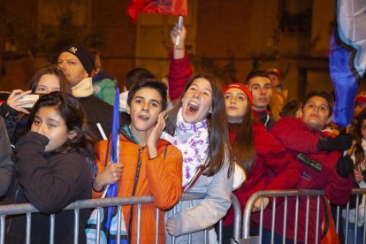 Cervera embogeix amb la celebració dels títols mundials de Marc i Àlex Márquez. Unes dotze mil persones, segons fonts municipals i de la policia local, van deixar petita la ciutat