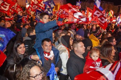 Cervera embogeix amb la celebració dels títols mundials de Marc i Àlex Márquez. Unes dotze mil persones, segons fonts municipals i de la policia local, van deixar petita la ciutat