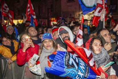Cervera embogeix amb la celebració dels títols mundials de Marc i Àlex Márquez. Unes dotze mil persones, segons fonts municipals i de la policia local, van deixar petita la ciutat