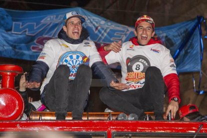Cervera embogeix amb la celebració dels títols mundials de Marc i Àlex Márquez. Unes dotze mil persones, segons fonts municipals i de la policia local, van deixar petita la ciutat
