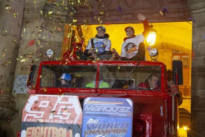 Cervera embogeix amb la celebració dels títols mundials de Marc i Àlex Márquez. Unes dotze mil persones, segons fonts municipals i de la policia local, van deixar petita la ciutat