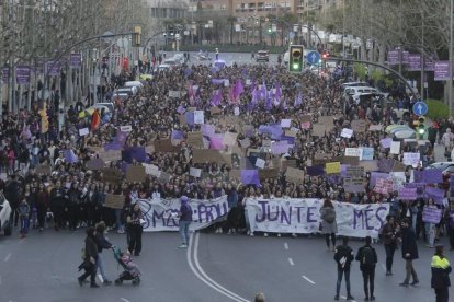 Jornada con dos manifestaciones por falta de un acuerdo entre los colectivos feministas Marea Lila y la Coordinadora del 8-M.