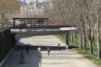 Ciudadanos haciendo deporte o paseando ayer por la canalización del río Segre.