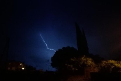 Les fulles cauen, arriba la boira i comença a fer fred.