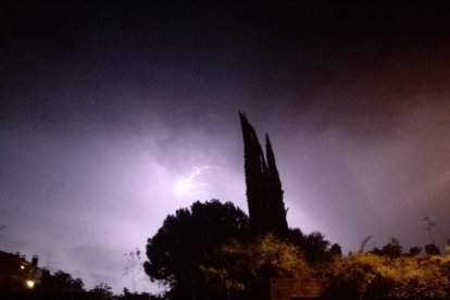 Les fulles cauen, arriba la boira i comença a fer fred.