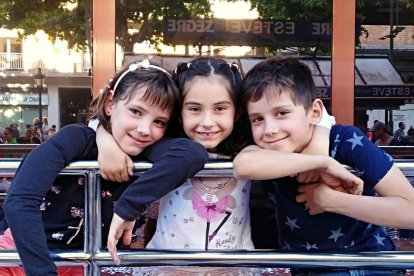 Felicita els teus familiars i amics pel seu aniversari, sant, casament enviant fotos a cercle@segre.com