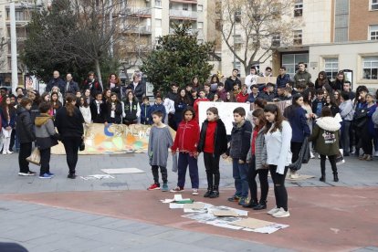 Centenares de alumnos de las comarcas leridanas se añadieron a la celebración del Día Escolar de la No violencia y la Paz, que tiene lugar cada 30 de enero coincidiendo con el aniversario de la muerte del líder pacifista Mahatma Gandhi.