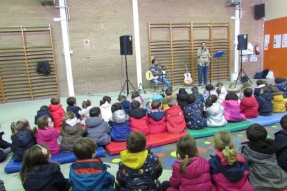Centenares de alumnos de las comarcas leridanas se añadieron a la celebración del Día Escolar de la No violencia y la Paz, que tiene lugar cada 30 de enero coincidiendo con el aniversario de la muerte del líder pacifista Mahatma Gandhi.