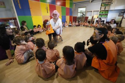 Centenares de alumnos de las comarcas leridanas se añadieron a la celebración del Día Escolar de la No violencia y la Paz, que tiene lugar cada 30 de enero coincidiendo con el aniversario de la muerte del líder pacifista Mahatma Gandhi.