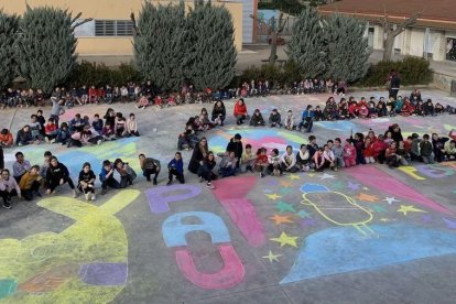 Centenares de alumnos de las comarcas leridanas se añadieron a la celebración del Día Escolar de la No violencia y la Paz, que tiene lugar cada 30 de enero coincidiendo con el aniversario de la muerte del líder pacifista Mahatma Gandhi.
