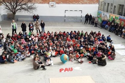 Centenares de alumnos de las comarcas leridanas se añadieron a la celebración del Día Escolar de la No violencia y la Paz, que tiene lugar cada 30 de enero coincidiendo con el aniversario de la muerte del líder pacifista Mahatma Gandhi.