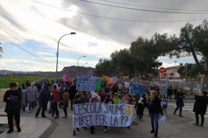 Centenares de alumnos de las comarcas leridanas se añadieron a la celebración del Día Escolar de la No violencia y la Paz, que tiene lugar cada 30 de enero coincidiendo con el aniversario de la muerte del líder pacifista Mahatma Gandhi.