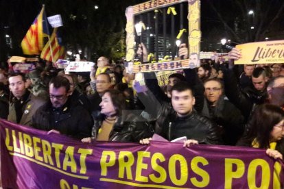 En Lleida, centenares de personas han protestado ante la delegación del Gobierno del Estado en Lleida