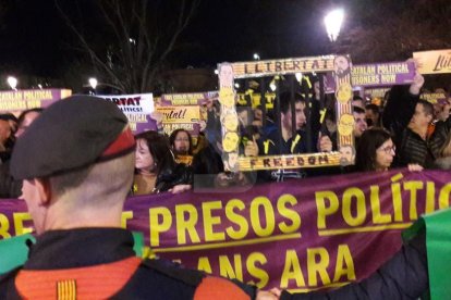 En Lleida, centenares de personas han protestado ante la delegación del Gobierno del Estado en Lleida