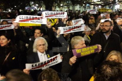 En Lleida, centenares de personas han protestado ante la delegación del Gobierno del Estado en Lleida