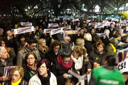 En Lleida, centenares de personas han protestado ante la delegación del Gobierno del Estado en Lleida