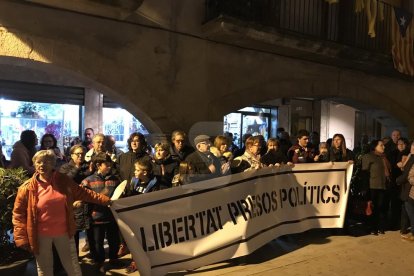 En Lleida, centenares de personas han protestado ante la delegación del Gobierno del Estado en Lleida