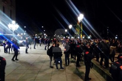 En Lleida, centenares de personas han protestado ante la delegación del Gobierno del Estado en Lleida