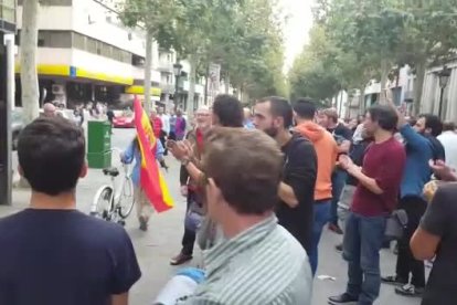 Un jove, amb l'espanyola, aplaudit a Lleida