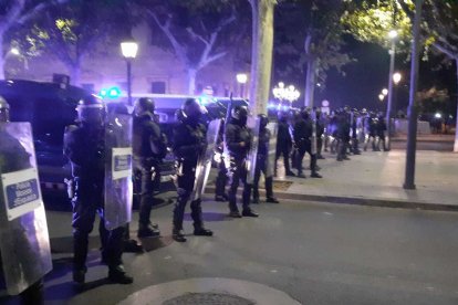 Un grup tira ous i petards als antiavalots dels Mossos, que es preparen en formació a l'avinguda Francesc Macià