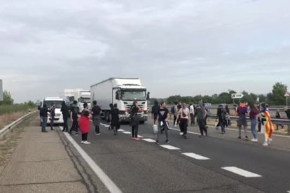 Tallen l'autovia A-2 en els dos sentis de la marxa