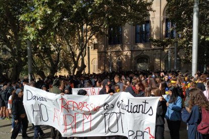 Els estudiants, abans d'iniciar a la manifestació, davant del Rectorat