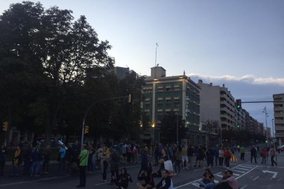 Manifestants, davant de l'estació de tren de Lleida, tallant Príncep de Viana