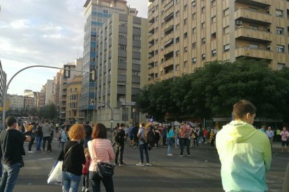 La manifestació improvisada torna a tallar el Pont Universitat. Després anirà al Pont Vell