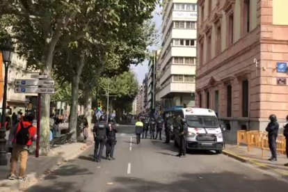 Els manifestants arriben a una subdelegació del Govern de Lleida completament blindada