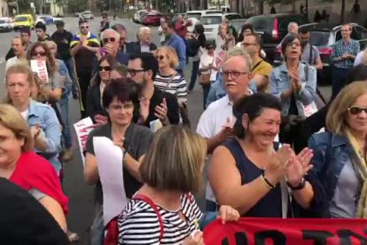VÍDEO | Desenes d'estudiants es manifesten davant del Rectorat de Lleida