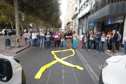 Una trentena de persones talla la rambla de Ferran de Lleida