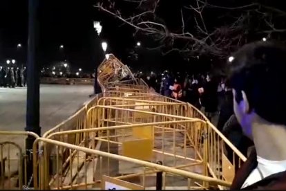 Moments de tensió davant de la subdelegació