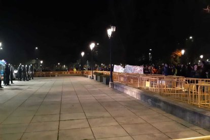 Un cop ha acabat la manifestació, un nombrós grup de manifestants s'ha concentrat davant de la subdelegació del Govern estatal,