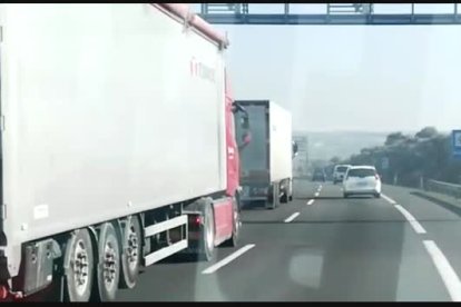 Un camió envesteix un cotxe que es dirigia a una marxa lenta amb menors a dins