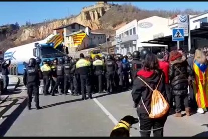 Els Mossos intenten contenir els piquets de la Seu