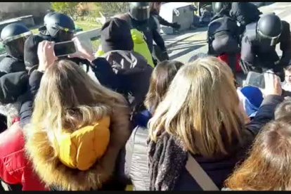 Els Mossos desallotgen els piquets de la Seu d'Urgell